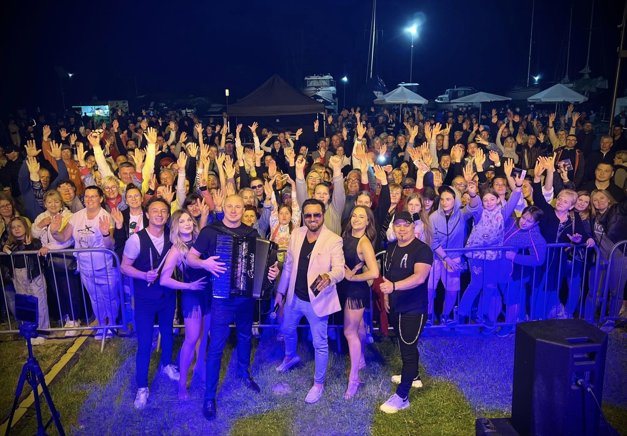 Andre rozgrzewa fanów w Błotniku: tłumy śpiewają razem z gwiazdą disco polo
