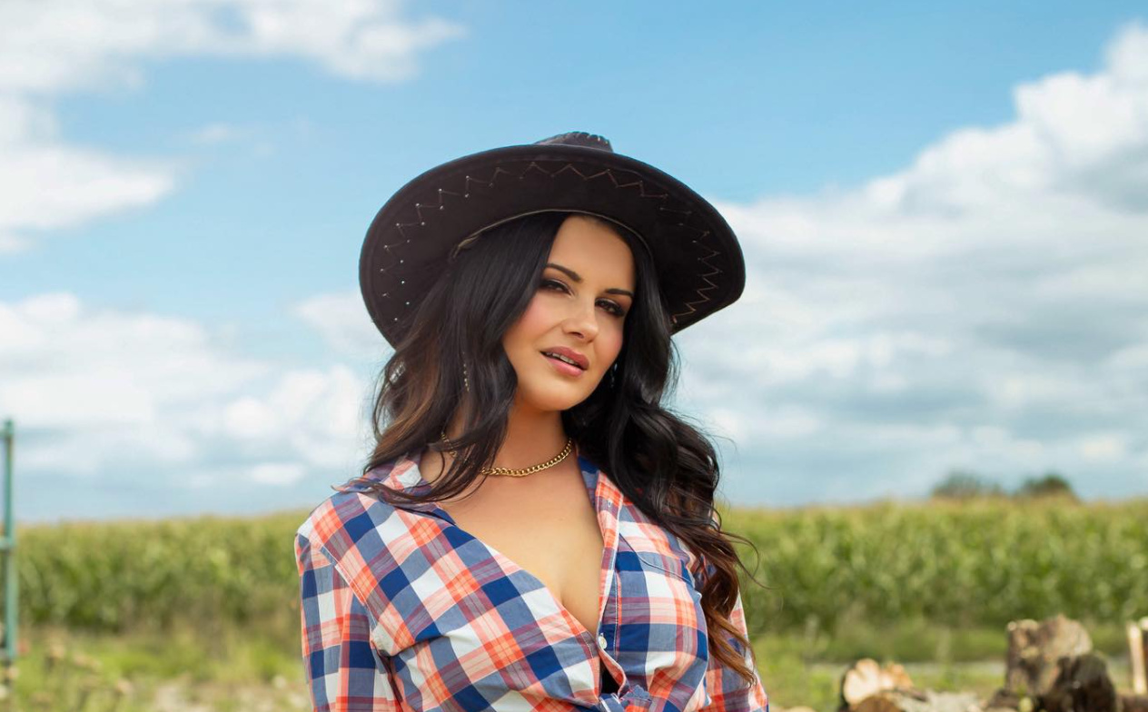 Iness w ogniście seksownej stylizacji z piłą w dłoni. Tak gorąco w disco polo dawno nie było