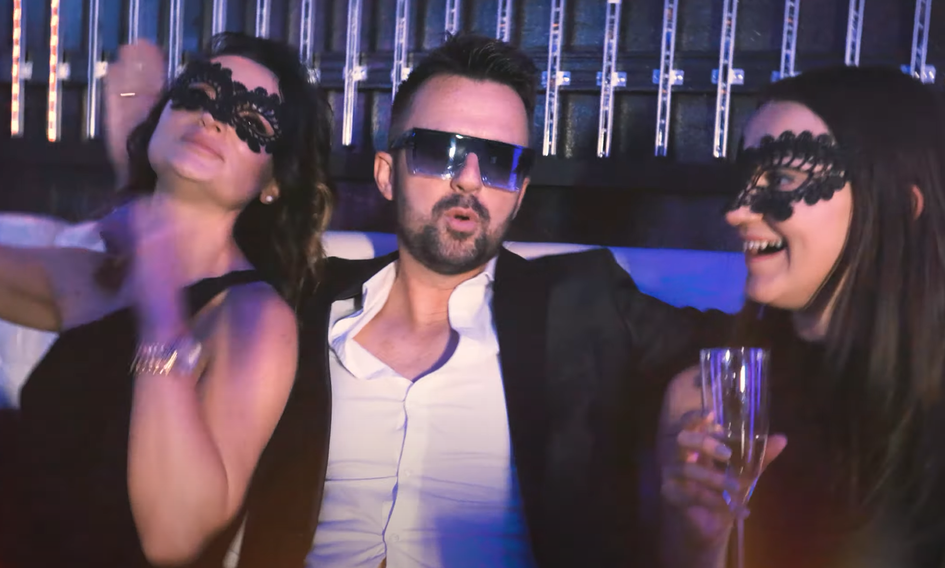 'Jest impreza' Wokalista disco polo zdecydował się podbić rynek muzyczny taneczną premierą?! Zobaczcie NOWOŚĆ