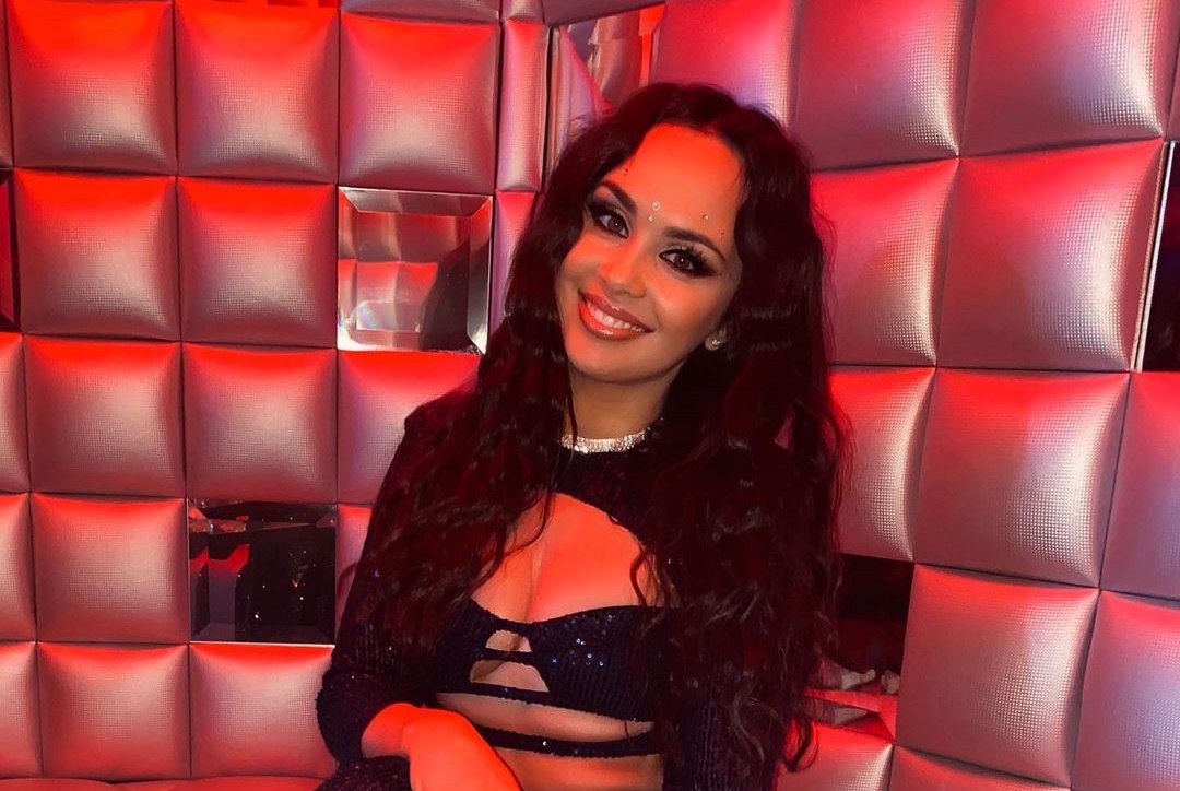 Milena Grzywacz z zespołu Szpilki zachwyca odważną stylizacją i promiennym uśmiechem! Miłośnicy disco polo oczarowani!