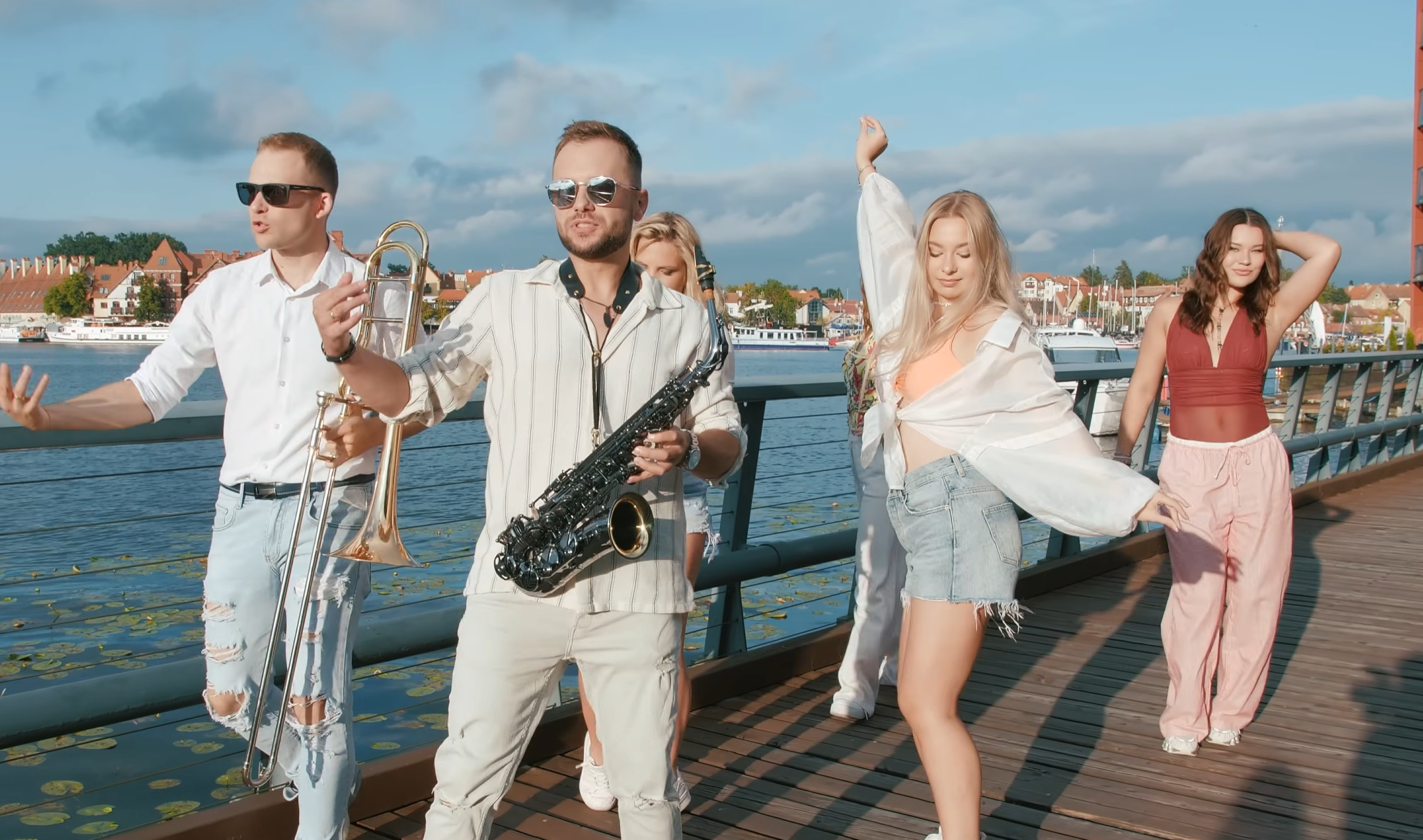 Nowy utwór Bartosza Abramskiego „Najpiękniej” wzrusza tysiące słuchaczy. To jego najlepsza premiera